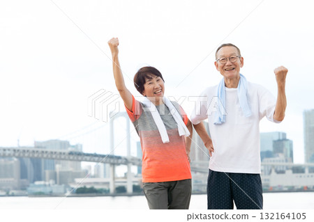 老年夫婦肖像拳頭泵 132164105