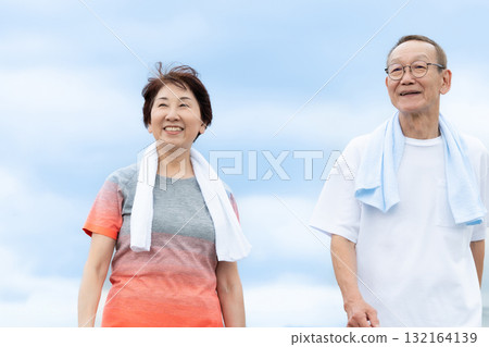 老年夫婦散步慢跑 132164139