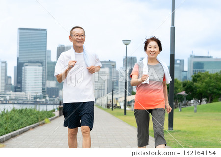 老年夫婦散步慢跑 132164154