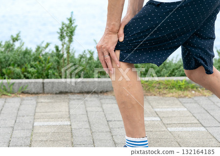 Senior man with knee osteoarthritis 132164185