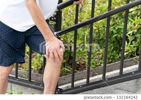 老人膝蓋疼痛爬樓梯 132164242