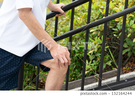 Senior man knee pain stairs Senior man knee pain stairs 132164244