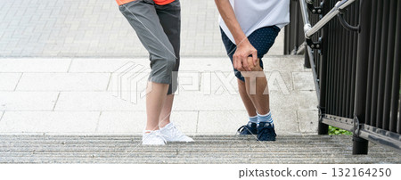 Senior couple knee pain stairs Senior couple knee pain stairs 132164250
