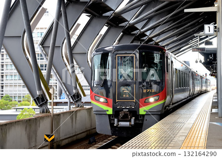 The express Nanpu train stopping at Kochi Station is operated by JR Shikoku 2700 series diesel railcars. 132164290