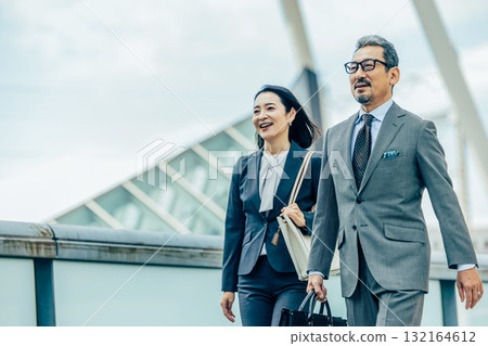 Senior businessmen and women 132164612