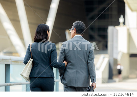 商人和女商人後方 132164614