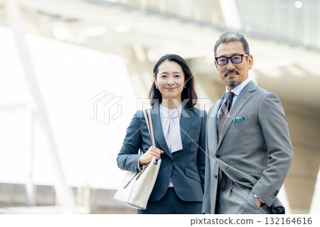 走在辦公區的商務人士 132164616