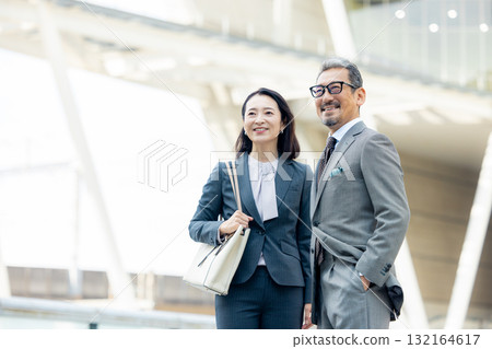 走在辦公區的商務人士 132164617