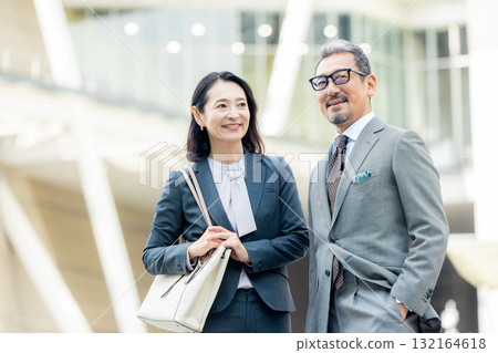 走在辦公區的商務人士 132164618