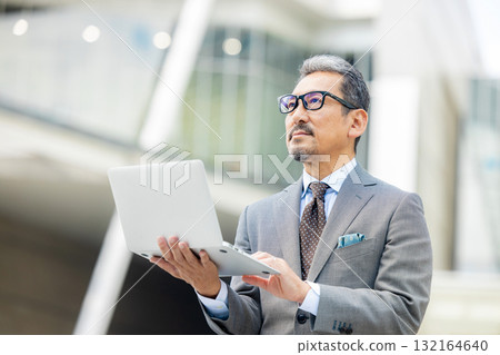 操作計算機的老人 132164640