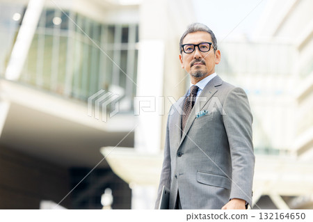 穿著西裝的微笑老人 132164650