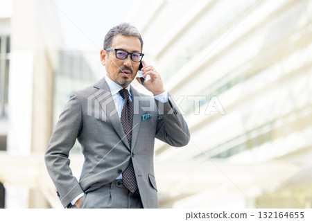 在智能手機談話的資深男性 132164655