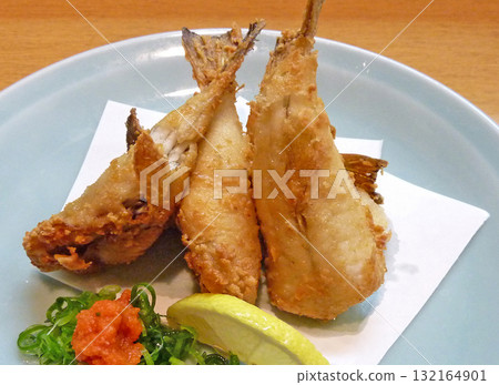 芳香的味道在口腔中蔓延。炸河豚魚的照片，金黃色 132164901