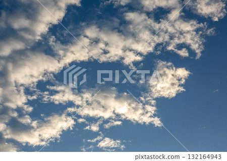 朝霞餘暉瀰漫的天空，雲朵之美 132164943