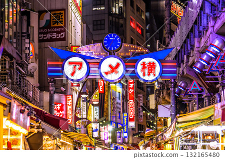 十月的東京街景。入境旅遊持續進行…阿美橫町的景色（外國遊客熙熙攘攘） 132165480