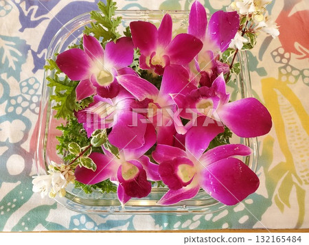 Floating flowers of Dendrobium phalaenopsis and small flowers-2 Floating flowers of Dendrobium phalaenopsis and small flowers-2 132165484