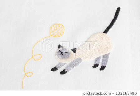 Embroidery of wool and Siamese cats 132165490