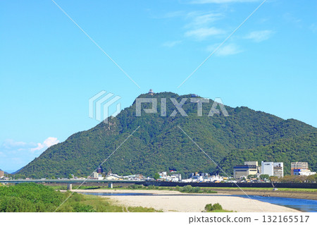 岐阜縣岐阜市長良川和金華山的風景 132165517