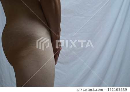 A man holding 132165889