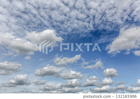 藍天上漂浮的雲 [背景資料] 132165906