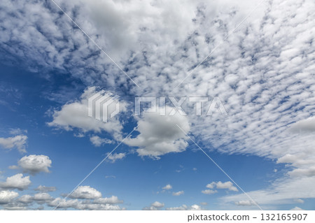 藍天上漂浮的雲 [背景資料] 132165907