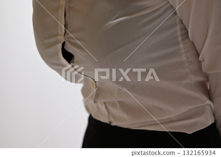 一名男子身穿襯衫,打著領帶,雙手叉腰 一名男子身穿襯衫,打著領帶,雙手叉腰 132165934