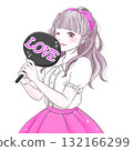 一位穿著粉紅色衣服的女士拿著扇子享受她最喜歡的活動 132166299