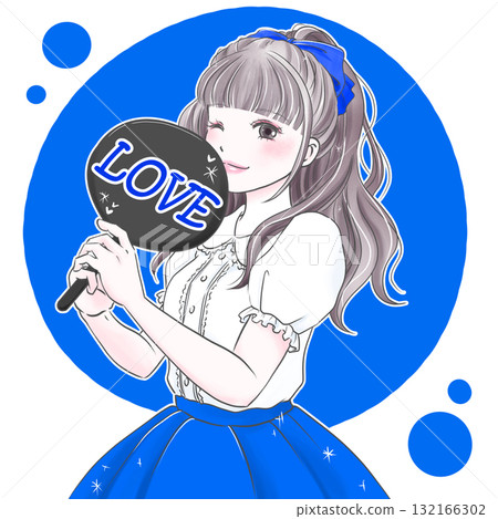 一位身穿藍色衣服的女子手持扇子，享受著她最喜歡的活動 132166302