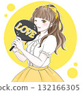 一位身穿黃色衣服的女子手持扇子，享受著她最喜歡的活動 132166305