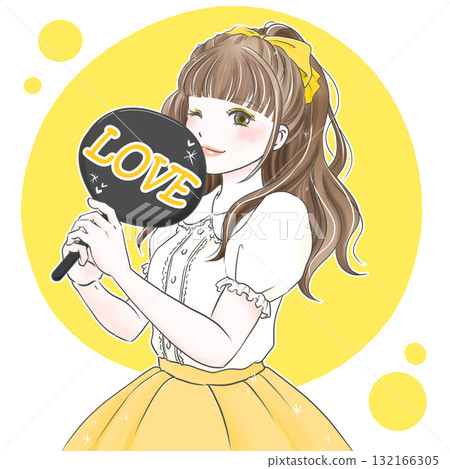 一位身穿黃色衣服的女子手持扇子,享受著她最喜歡的活動 一位身穿黃色衣服的女子手持扇子,享受著她最喜歡的活動 132166305