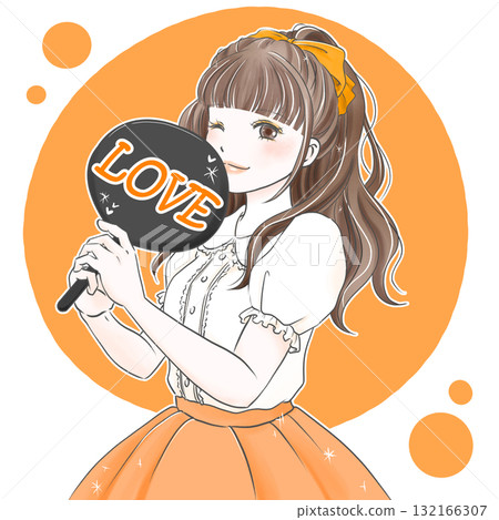 穿著橘色衣服的女人用風扇享受她最喜歡的活動 穿著橘色衣服的女人用風扇享受她最喜歡的活動 132166307