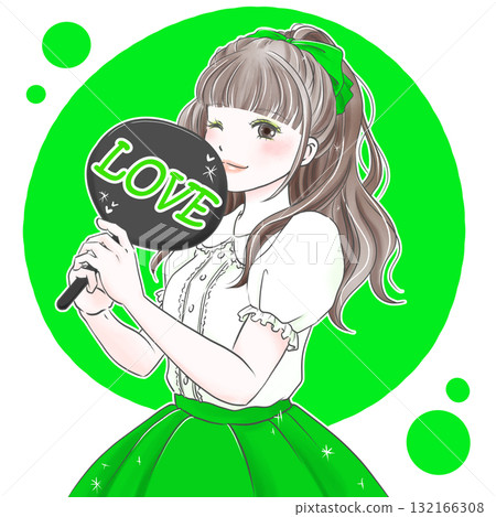 一位身穿綠衣的女士拿著扇子享受她最喜歡的活動 一位身穿綠衣的女士拿著扇子享受她最喜歡的活動 132166308