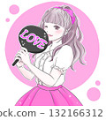 一位穿著粉紅色衣服的女士拿著扇子享受她最喜歡的活動 132166312