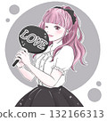 一位身穿黑衣的女子手持扇子，享受著自己最喜歡的活動 132166313