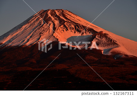 Mount Echizen in the Aitaka Mountains, Mount Fuji at sunrise from the Jurigi Plateau Observatory 132167311