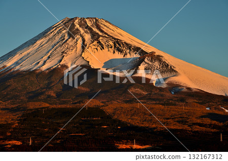 從鳥居高原瞭望台望去,沐浴在晨曦中的足鷹山脈的越前山、富士山和寶永火山口 從鳥居高原瞭望台望去,沐浴在晨曦中的足鷹山脈的越前山、富士山和寶永火山口 132167312