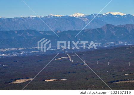 從阿席達卡山脈的越前山的平地上,白雪皚皚的南阿爾卑斯山高聳於富士山的山麓之上。 從阿席達卡山脈的越前山的平地上,白雪皚皚的南阿爾卑斯山高聳於富士山的山麓之上。 132167319