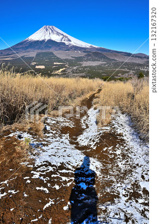 從相鷹山脈的越前山,到積雪覆蓋的茅人登山道和富士山 從相鷹山脈的越前山,到積雪覆蓋的茅人登山道和富士山 132167320