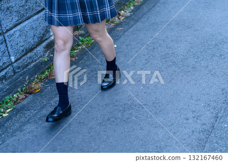 寒冷的一天，一位高中女生走在漆黑的路上，到學校參加社團活動。她的裙子略微傾斜，剪裁得比較短。 132167460