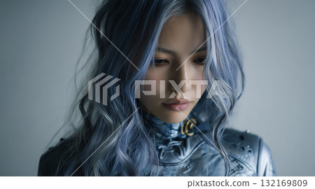 一位身著未來主義服裝的日本女性低頭 132169809