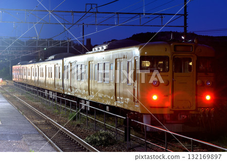 四列 113 系列列車準備在營運最後一天出發 132169897