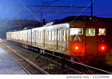 四列 113 系列列車準備在營運最後一天出發 132169898