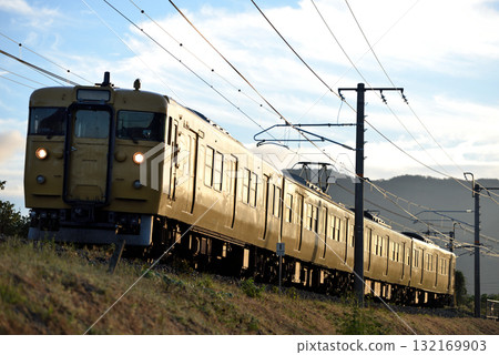 山陽本線運行的4列113系普通列車（末班車） 132169903