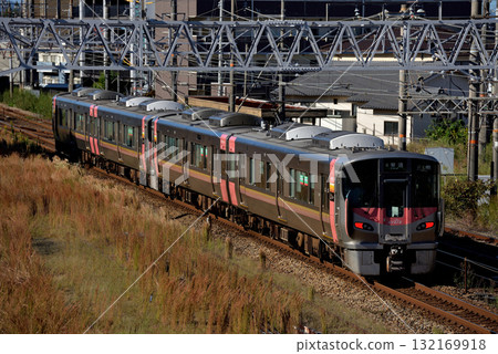 山陽本線運行的四列227系列本地列車 132169918