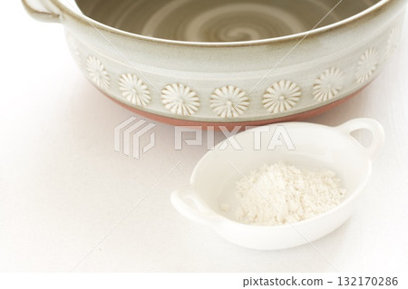 Earthenware pot and baking soda Earthenware pot and baking soda 132170286