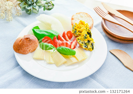 埃曼塔爾起司作為零食 埃曼塔爾起司作為零食 132171264