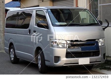 停車場停著一輛廂型車(豐田海獅第五代) 停車場停著一輛廂型車(豐田海獅第五代) 132172459