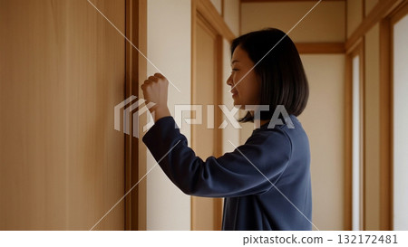 一個女人敲門 132172481