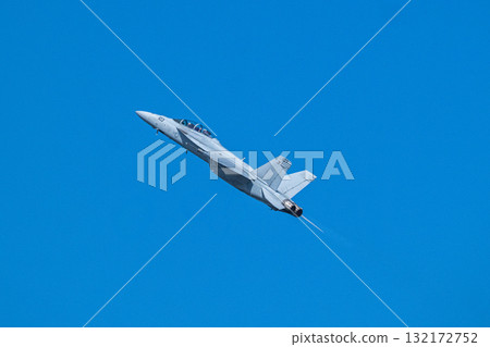 航空展-令人印象深刻的戰鬥機飛行 航空展-令人印象深刻的戰鬥機飛行 132172752