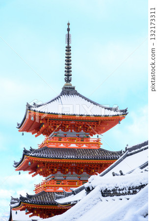 白雪覆蓋的清水寺三層寶塔 132173311
